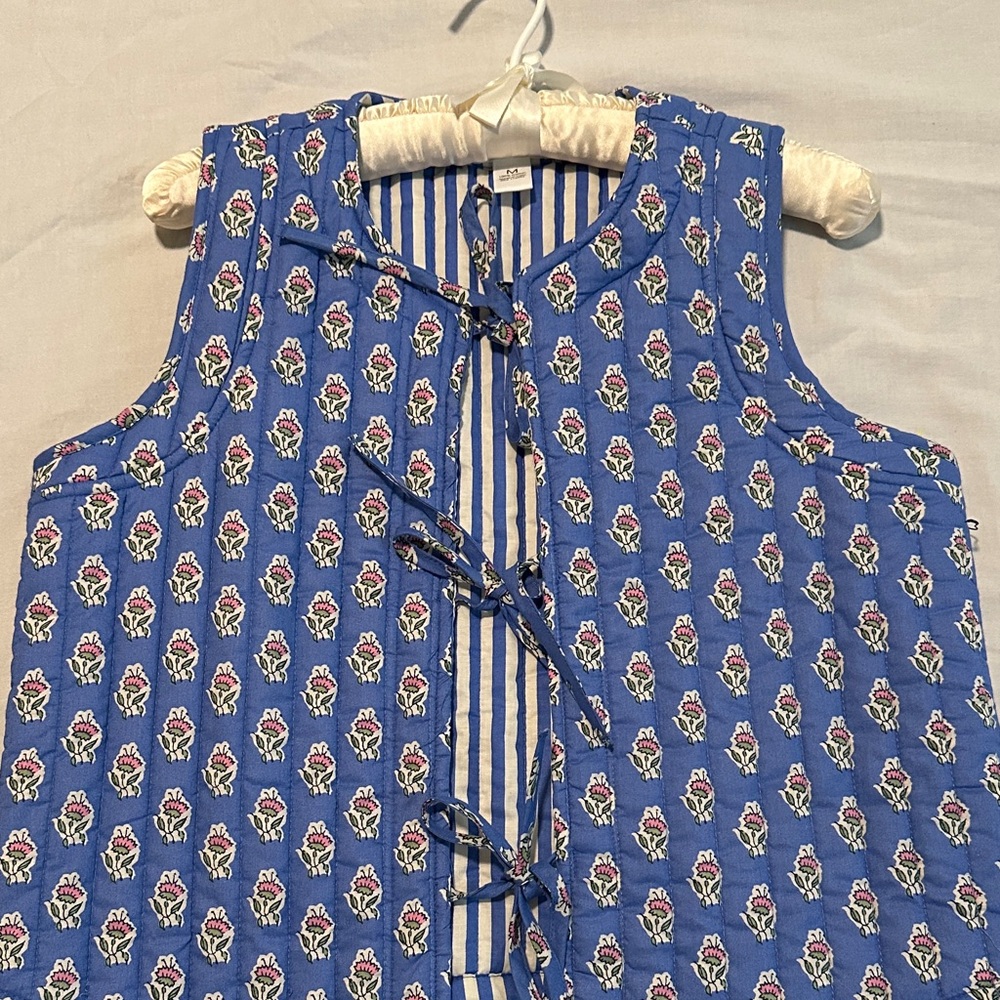 Blue Floral Quilted Vest - Women's Sleeveless Jacket - Picture 2 of 12